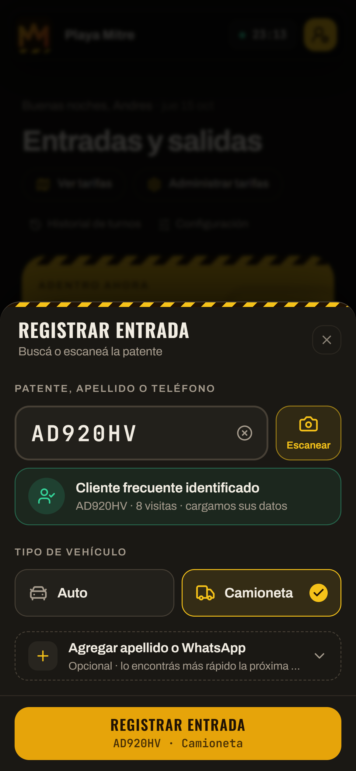 Registro de una entrada en el celular: la patente identifica a un cliente frecuente